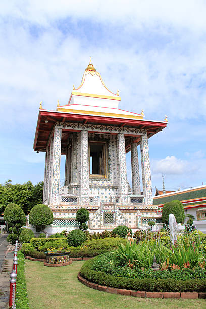 schrein von wat arun in bangkok, thailand. - wat arun buddhism temple stone stock-fotos und bilder