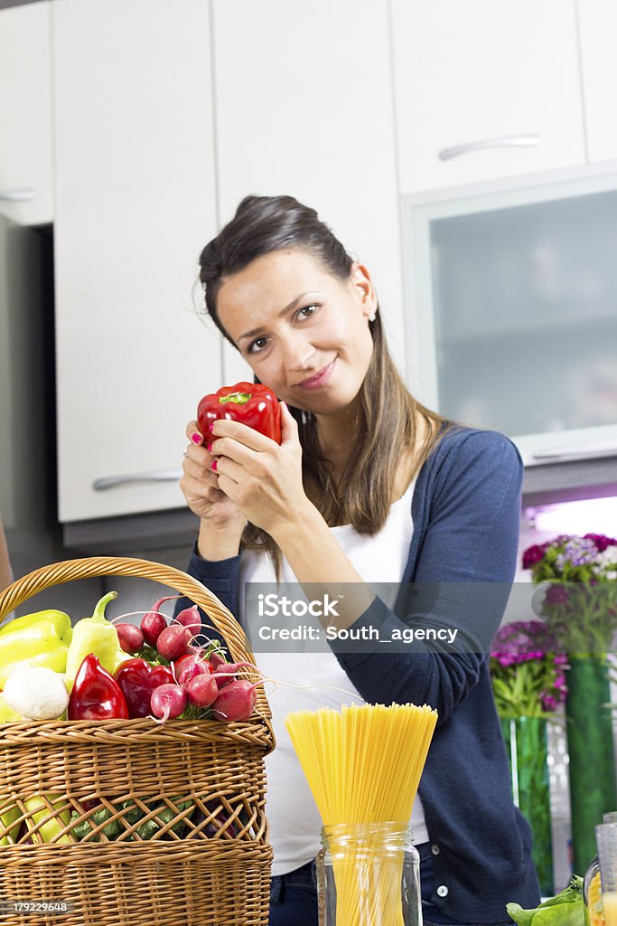 Cesta de produtos hortícolas - Royalty-free Adulto Foto de stock