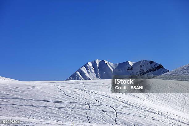 Offpiste Pendiente Foto de stock y más banco de imágenes de Aire libre - Aire libre, Azul, Blanco - Color