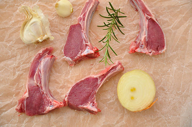 необработанные мясо ягненка - frenched rack of lamb стоковые фото и изображения