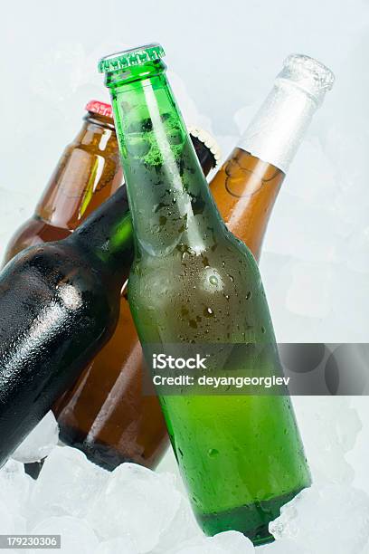 Zielone Butelki Piwa - zdjęcia stockowe i więcej obrazów Alkohol - napój - Alkohol - napój, Bańka, Bez ludzi