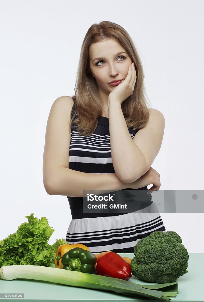Красивая молодая женщина, думая с начесом из овощей - Стоковые фото 20-24 года роялти-фри