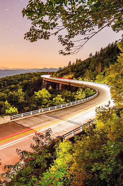 linn cove viadukt bei nacht - wnc stock-fotos und bilder