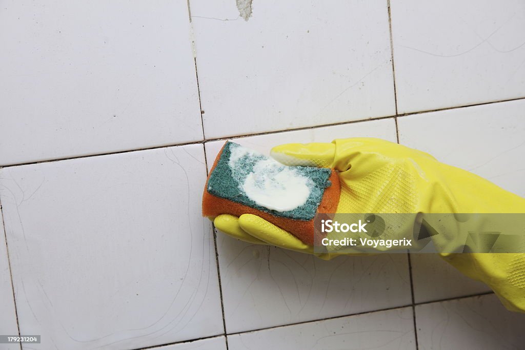 Nettoyage de Sale old carreaux dans une salle de bains - Photo de Agent de ménage libre de droits