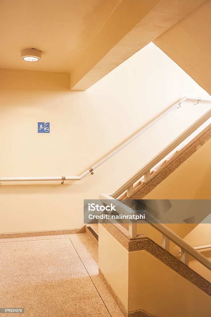 Maremoto escape route detrás de un edificio alto - Foto de stock de Amarillo - Color libre de derechos