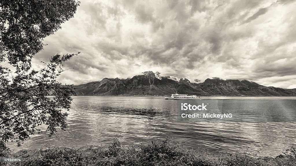Brzegu jeziora z łodzi pary Genewa, Montreux - Zbiór zdjęć royalty-free (Alpy)