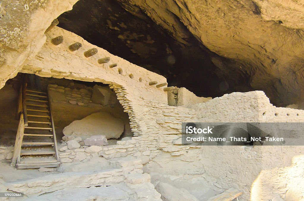 Gila Cliff habitações no Novo México - Foto de stock de Acampar royalty-free