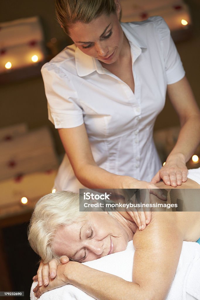 Mujer Senior con una sesión de masajes en el Spa - Foto de stock de 20 a 29 años libre de derechos