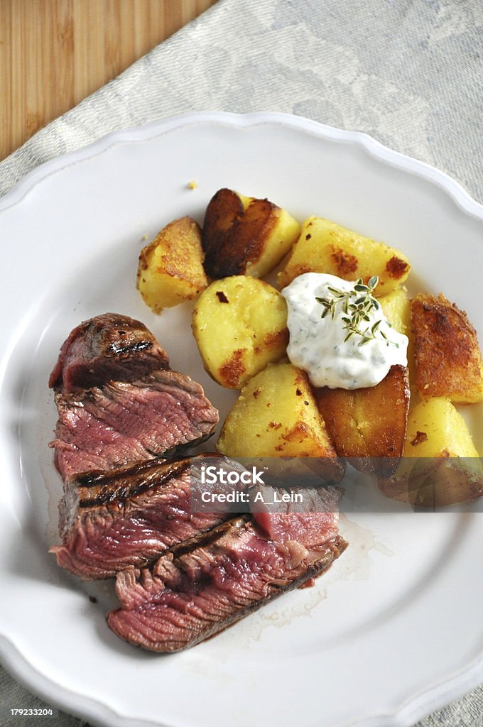 Saftiges steak mit Kartoffelschnitz - Lizenzfrei Angebraten Stock-Foto