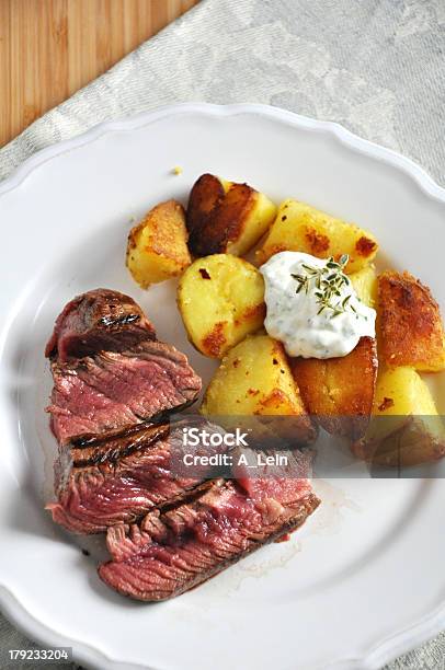 Saftiges Steak Mit Kartoffelschnitz Stockfoto und mehr Bilder von Angebraten - Angebraten, Essbare Verzierung, Fleisch