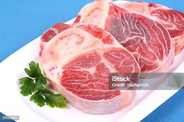 3 つの新鮮な牛肉のすね肉 - すねのストックフォトや画像を多数ご用意 - すね, ステーキ, ロイン