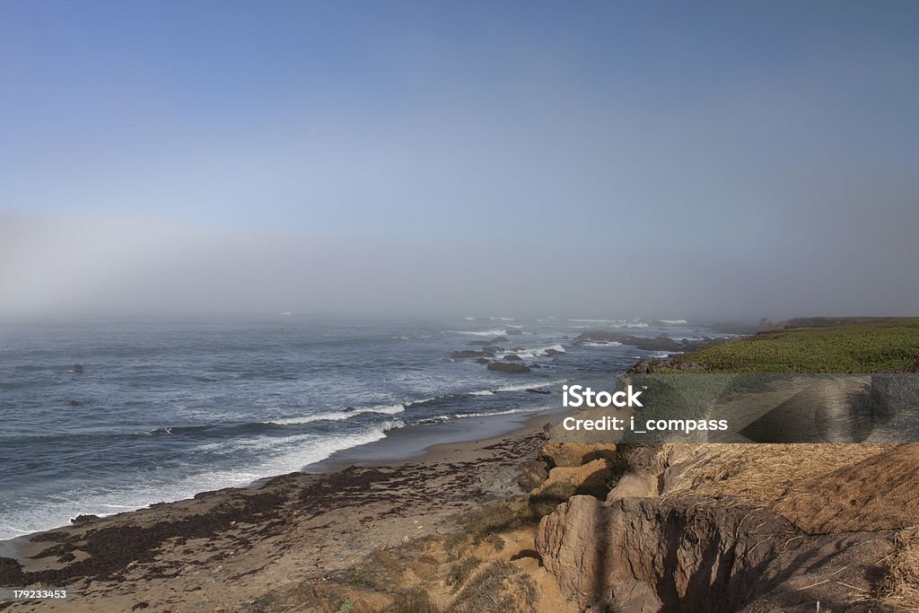 O nevoeiro matinal na Highway 1 - Foto de stock de Arquitetura royalty-free