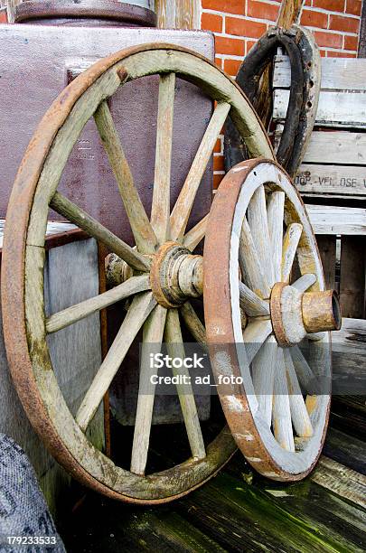 Grandes E Pequenas Vagão Rodas - Fotografias de stock e mais imagens de Antigo - Antigo, Antiguidade, Apodrecer