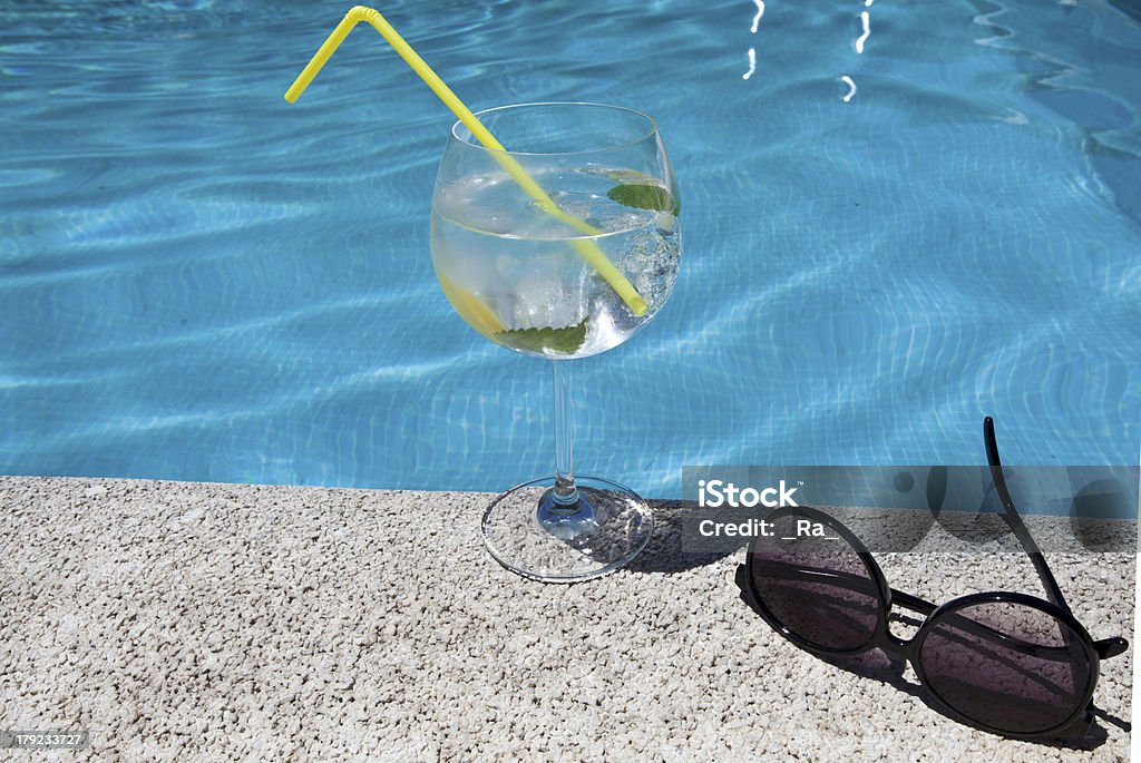 Gin tonic cóctel con piscina de fondo - Foto de stock de Aceituna libre de derechos