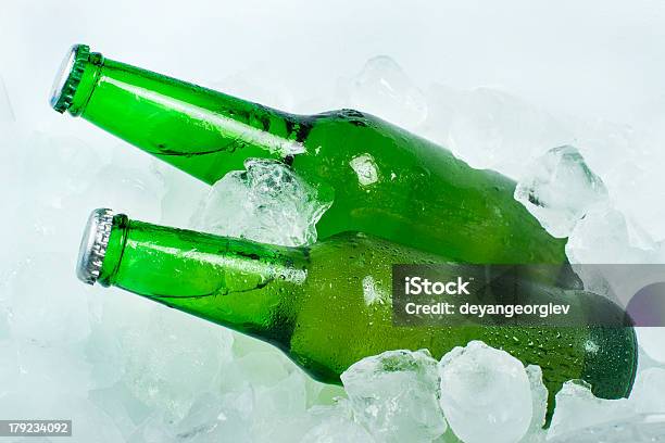 Botella De Cerveza Verde Foto de stock y más banco de imágenes de Cerveza - Cerveza, Helado - Condición, Bebida