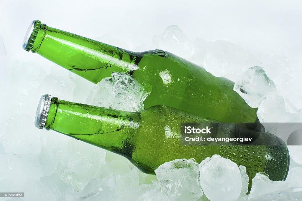 Зеленая Бутылка пива - Стоковые фото Замороженный роялти-фри