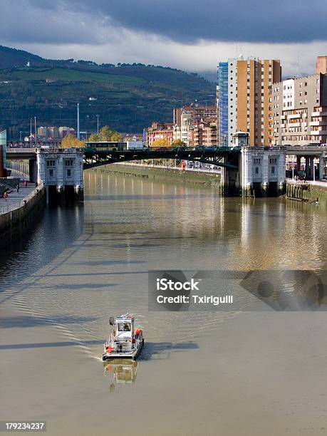 Puente De Deusto Bilbao Vizcaya Paesi Baschi España - Fotografie stock e altre immagini di Acqua
