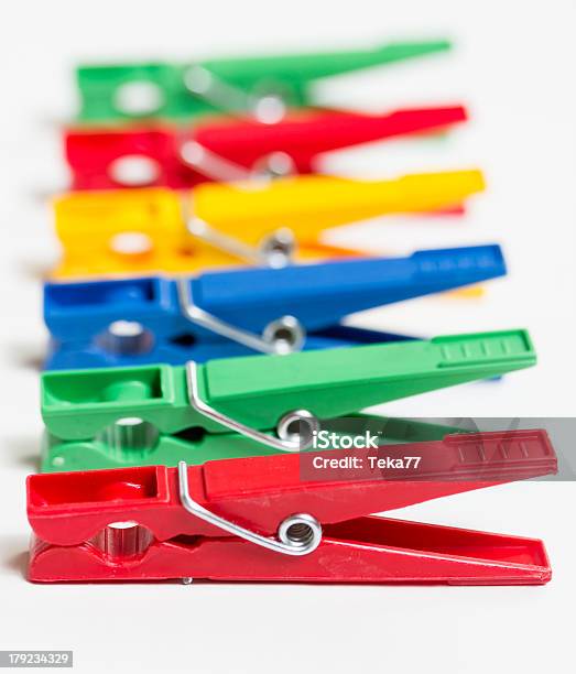 Colorato Clothespins - Fotografie stock e altre immagini di Abbigliamento - Abbigliamento, Close-up, Composizione verticale