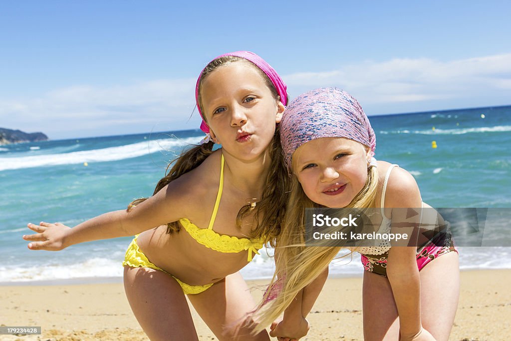 Ładny girlfriends na plaży. - Zbiór zdjęć royalty-free (Bikini)