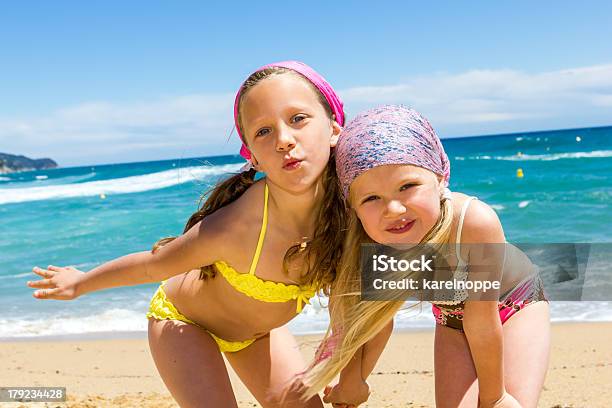 Ładny Girlfriends Na Plaży - zdjęcia stockowe i więcej obrazów Bikini - Bikini, Codzienne ubranie, Dwie osoby