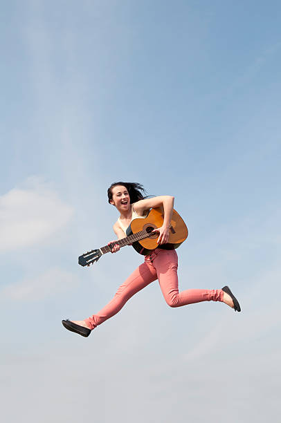 mulher pulando com guitarra - freiluftkonzert - fotografias e filmes do acervo