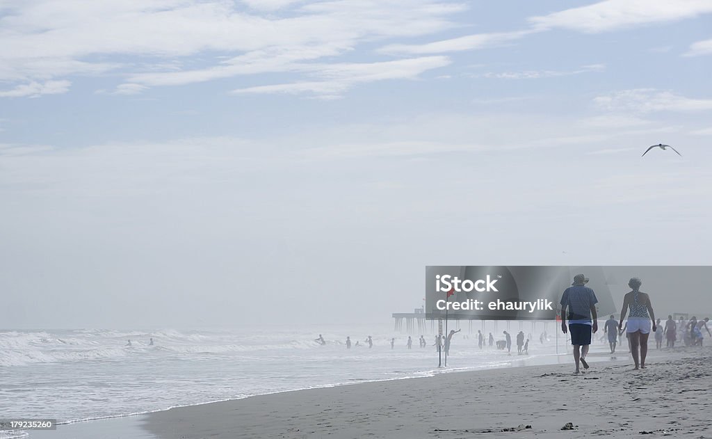 Altes Paar zu Fuß am Strand - Lizenzfrei Aktiver Lebensstil Stock-Foto