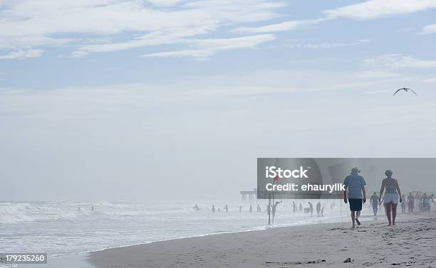 Starszy Para Spaceru Na Plaży Jest - zdjęcia stockowe i więcej obrazów Aktywni seniorzy - Aktywni seniorzy, Aktywny tryb życia, Bliski