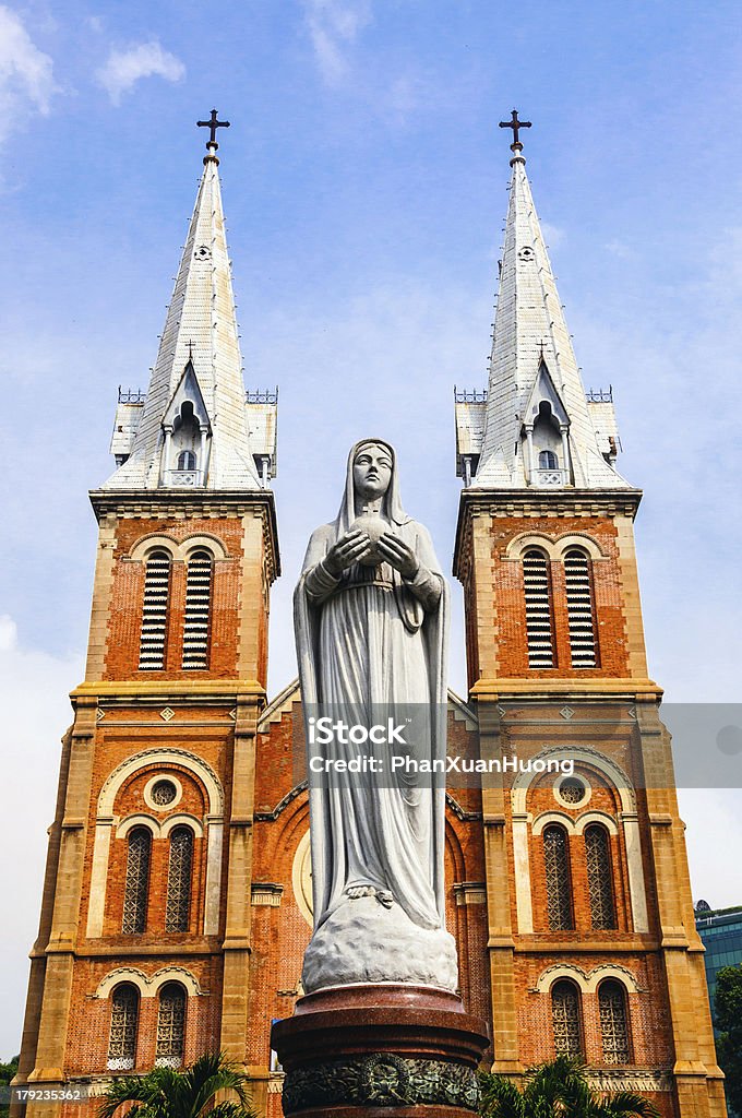 Duc Ba Igreja e Virgin Mary estátua, Vietnã (2) - Foto de stock de Azul royalty-free