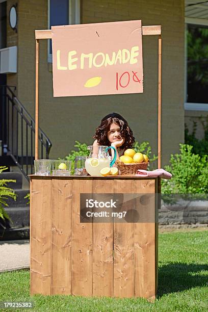 Gelangweilt Mädchen Im Limonadenstand Stockfoto und mehr Bilder von Limonadenstand - Limonadenstand, Kind, Altertümlich