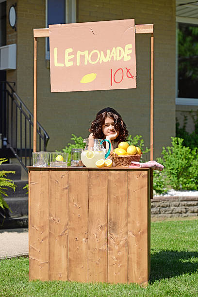 女の子のレモネードスタンドで退屈 - retro revival lemonade stand old fashioned lemonade ストックフォトと画像