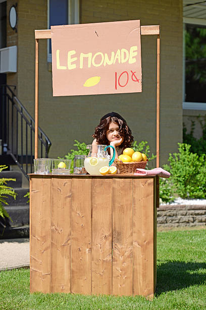 aborrecido menina com barraca de venda de limonada - retro revival lemonade stand old fashioned lemonade imagens e fotografias de stock