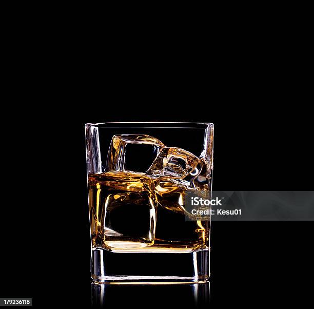 Primer Plano De Un Whisky Foto de stock y más banco de imágenes de Abstracto - Abstracto, Alcoholismo, Bar