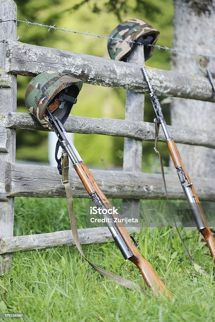 rifle e Capacete militar - Foto de stock de Arma de Fogo royalty-free