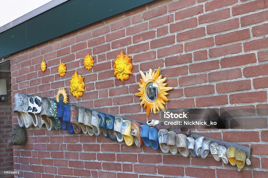 Mur dutch house décorées vieilles chaussures et le soleil. Pays-Bas - Photo de Antique libre de droits