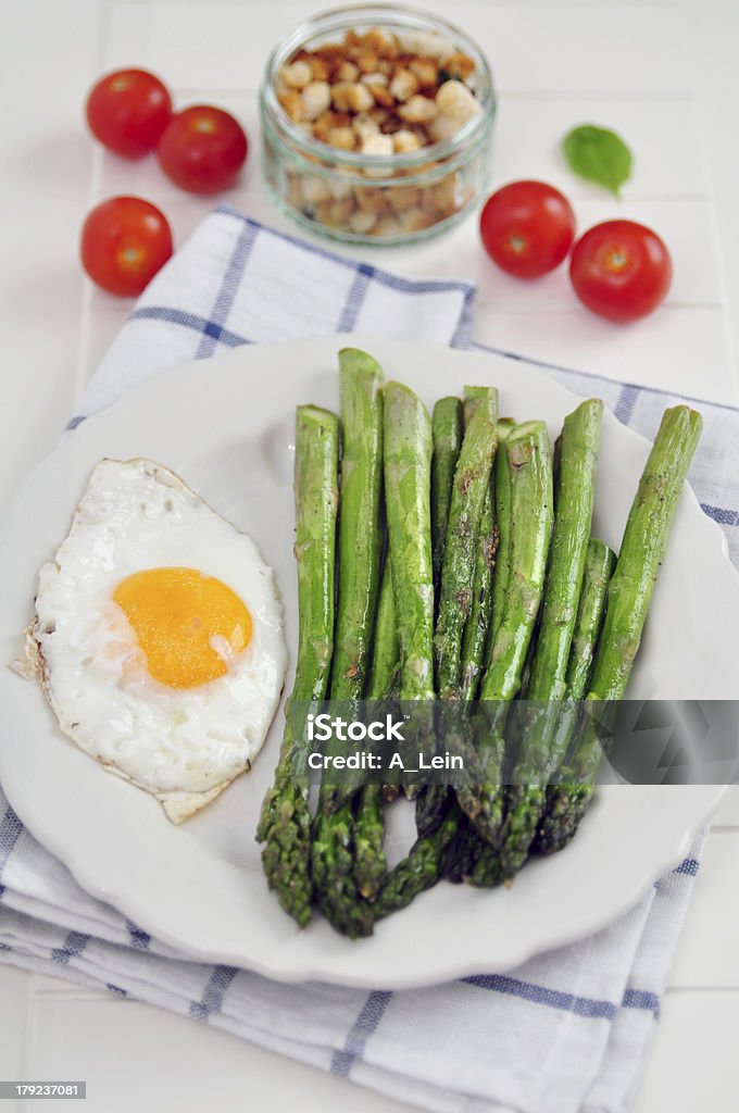 Espárragos con huevos - Foto de stock de Alimento libre de derechos