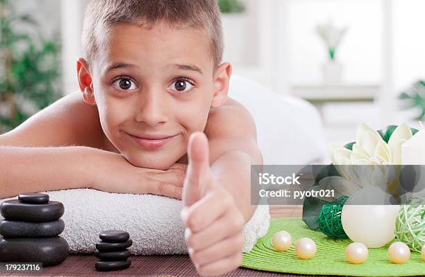 Young Boy Listo Para El Tratamiento En El Salón De Belleza Del Spa Foto de stock y más banco de imágenes de Acostado