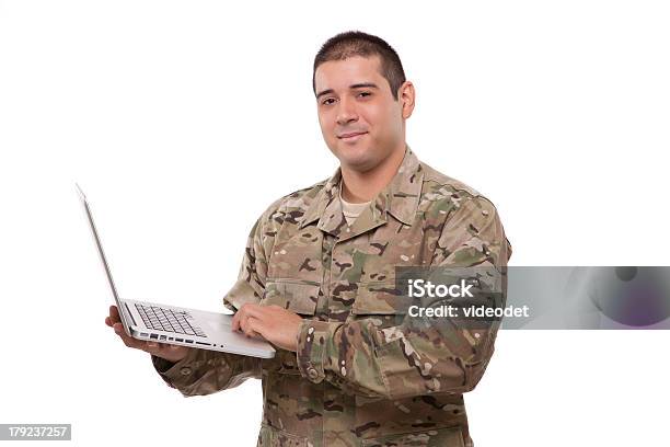 Portrait Of American Soldier Con Una Computadora Portátil Foto de stock y más banco de imágenes de Ejército de los Estados Unidos