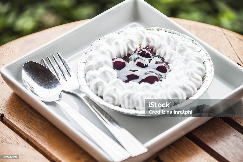 Cheesecake con Salsa di mirtilli blu vacanza su bianco piatto - Foto stock royalty-free di Alimentazione sana