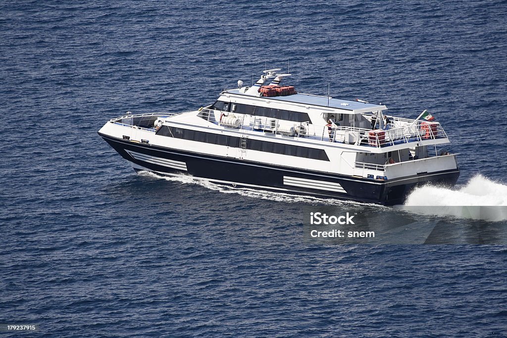 Ferry jusqu'à Capri - Photo de Ferry libre de droits