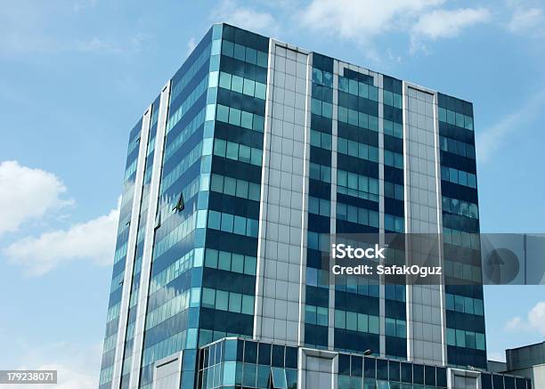 Edificio Adibito A Uffici - Fotografie stock e altre immagini di Esterno di un edificio - Esterno di un edificio, Fabbrica, Inquadratura dal basso