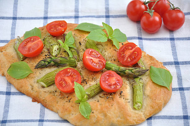 pizza com tomate e o verde espargos - fochaccia imagens e fotografias de stock