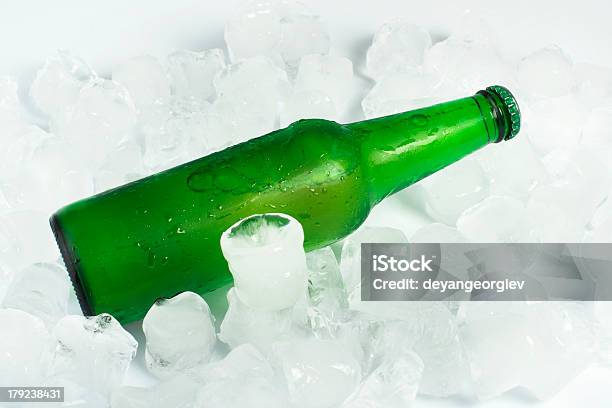 Grüne Flasche Bier Stockfoto und mehr Bilder von Alkoholisches Getränk - Alkoholisches Getränk, Betrunken, Bier
