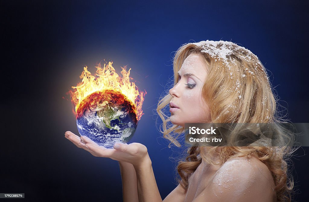 Congelarse girl holding a leña globo de tierra - Foto de stock de Planeta Tierra libre de derechos