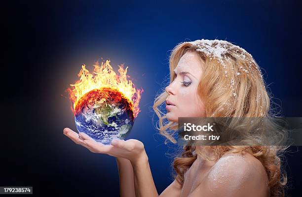 Congelarse Girl Holding A Leña Globo De Tierra Foto de stock y más banco de imágenes de Planeta Tierra - Planeta Tierra, Quemar, Accidentes y desastres