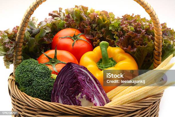 Verduras Frescas En Cesta Foto de stock y más banco de imágenes de Ajo - Ajo, Alimento, Amarillo - Color