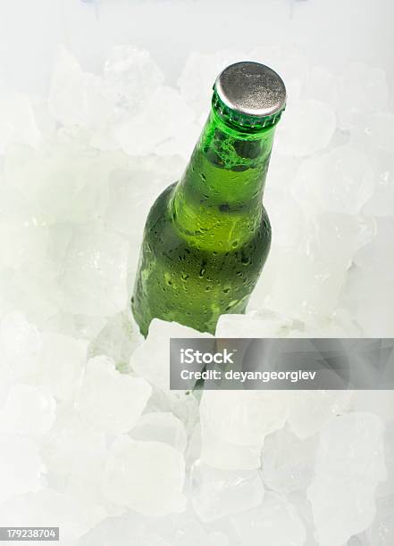 Garrafa De Cerveja Verde - Fotografias de stock e mais imagens de Balde de Gelo - Balde de Gelo, Bebida, Bebida Alcoólica