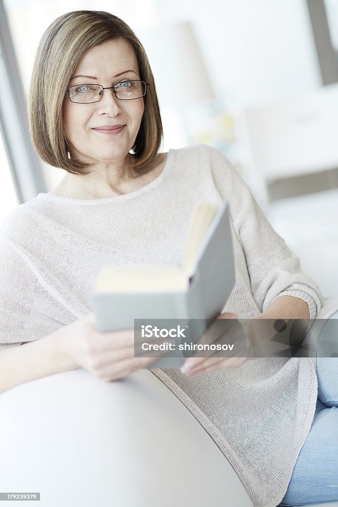 Mulher lendo - Foto de stock de Acessório ocular royalty-free