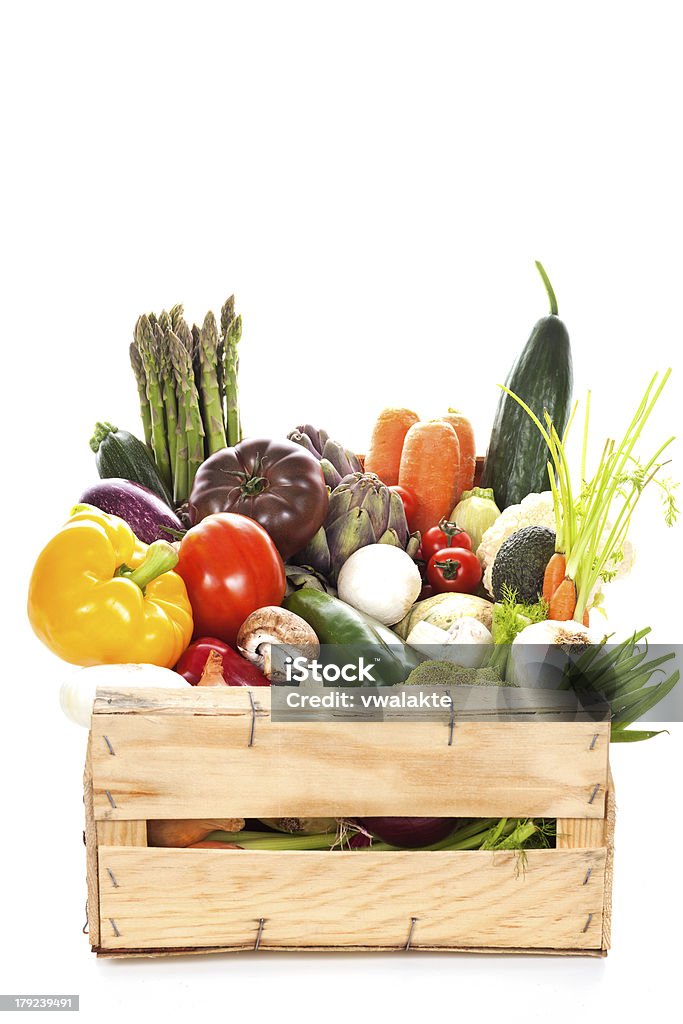 Assortiment de légumes frais dans une cage de transport - Photo de Agriculture libre de droits