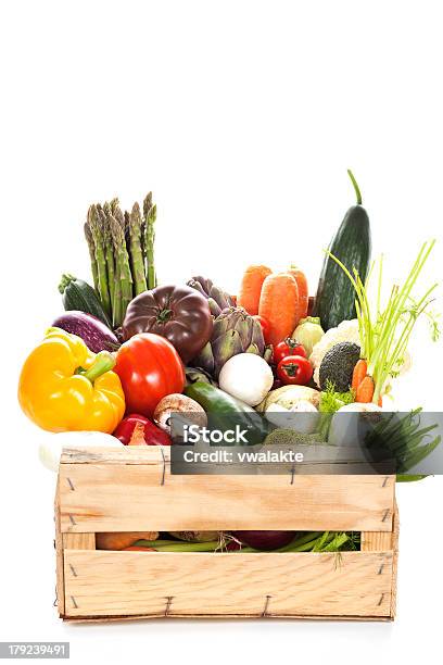 Variedade De Legumes Frescos Em Uma Caixa - Fotografias de stock e mais imagens de Agricultura - Agricultura, Alcachofra, Alho