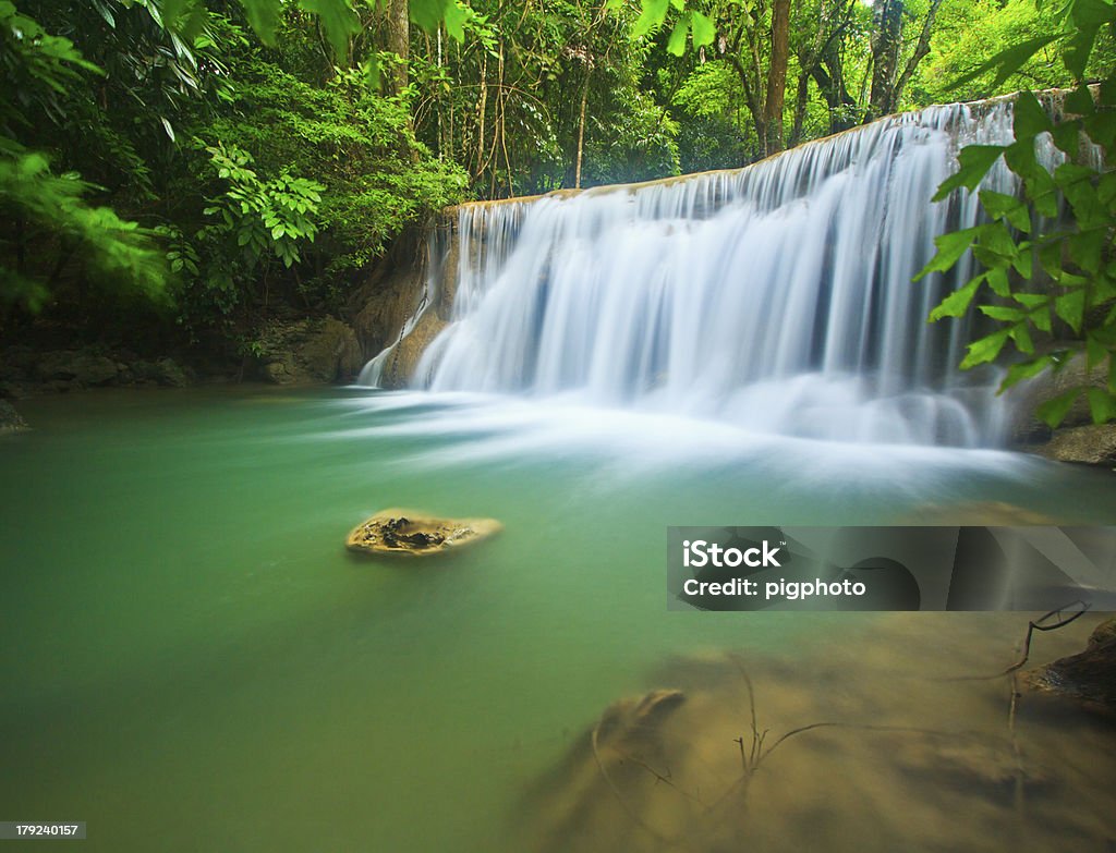 Водопад в красивом лесу - Стоковые фото Азия роялти-фри